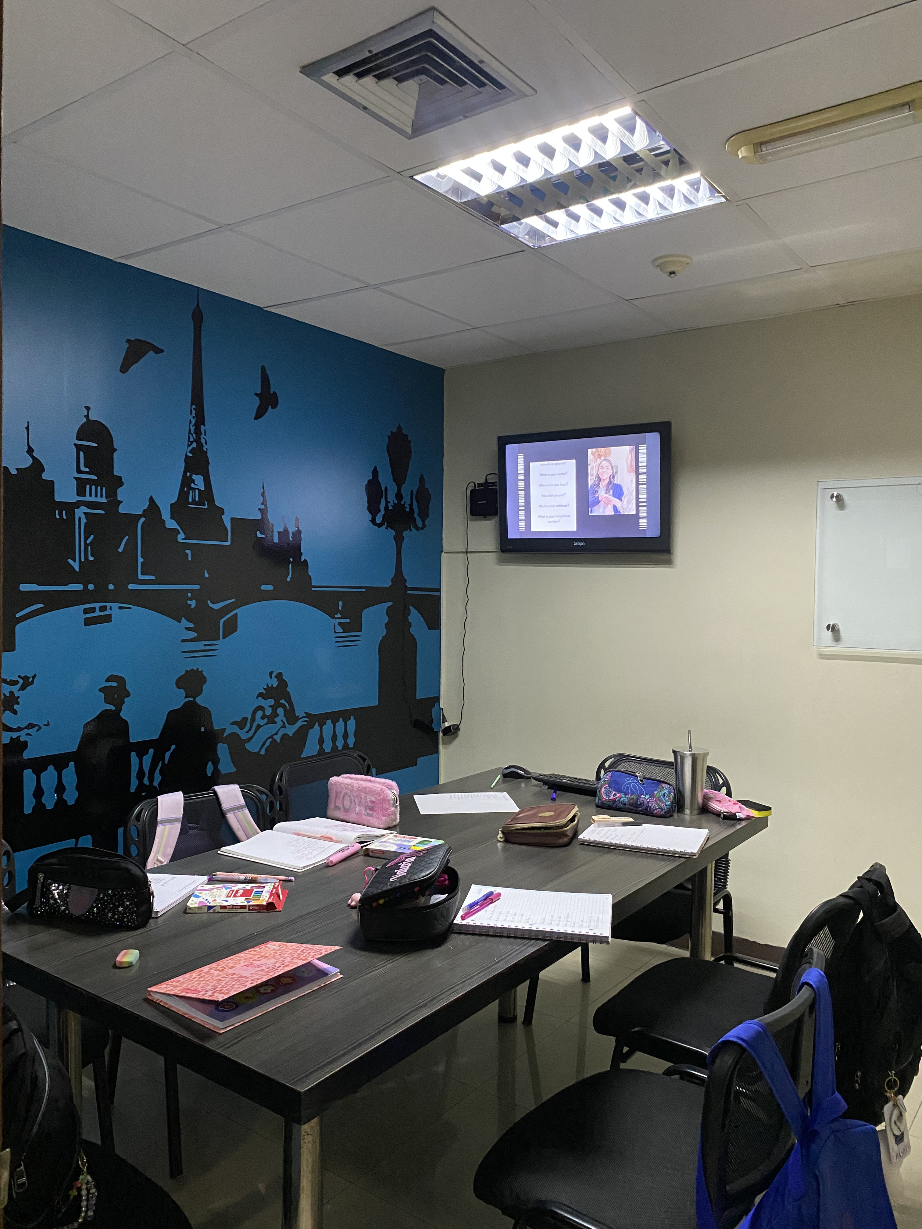 Estudiantes de MOA Academy compartiendo en aula.